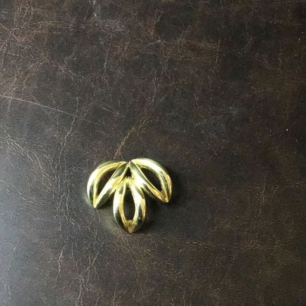 Three leaf gold tone pendant